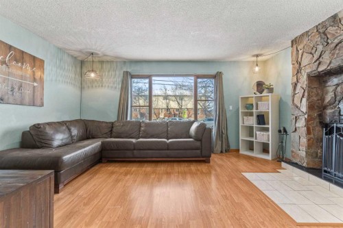 3804 62 Street Nw, Calgary, AB - Indoor Photo Showing Living Room