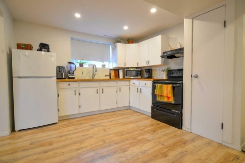 8416 Centre Street Ne, Calgary, AB - Indoor Photo Showing Kitchen