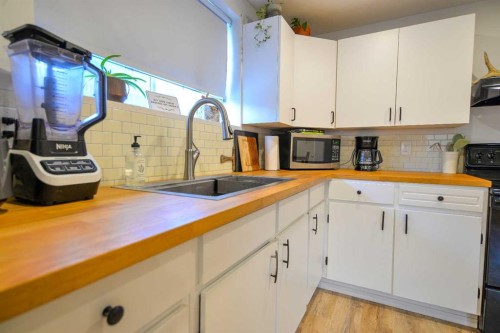 8416 Centre Street Ne, Calgary, AB - Indoor Photo Showing Kitchen