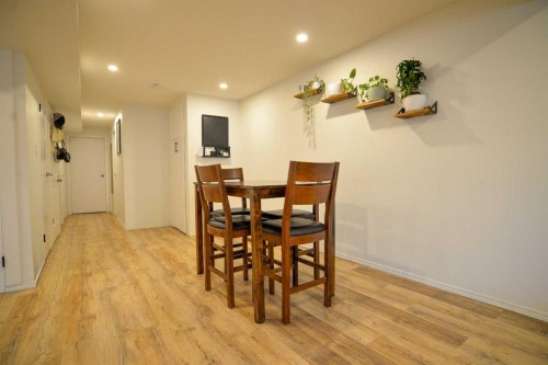 8416 Centre Street Ne, Calgary, AB - Indoor Photo Showing Dining Room