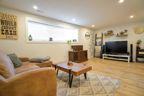 8416 Centre Street Ne, Calgary, AB - Indoor Photo Showing Living Room