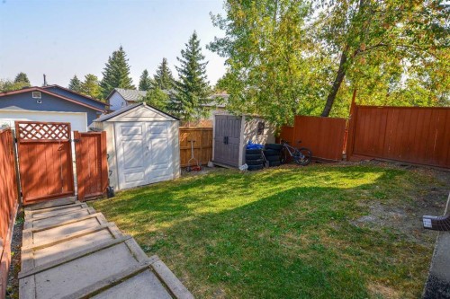 8416 Centre Street Ne, Calgary, AB - Outdoor