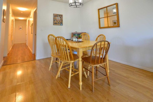 8416 Centre Street Ne, Calgary, AB - Indoor Photo Showing Dining Room