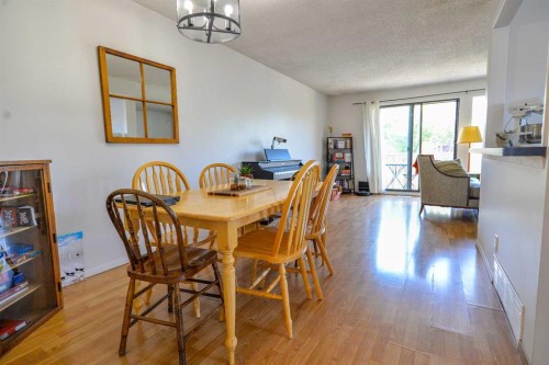 8416 Centre Street Ne, Calgary, AB - Indoor Photo Showing Dining Room