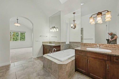 62 Discovery Vista Point Sw, Calgary, AB - Indoor Photo Showing Bathroom