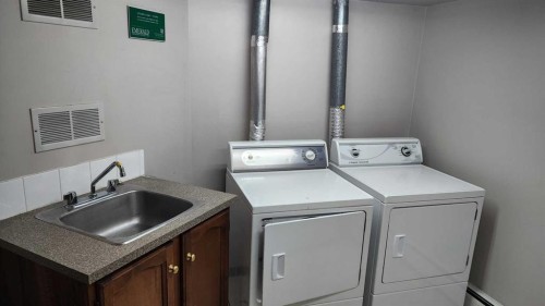 423 3 Avenue Ne, Calgary, AB - Indoor Photo Showing Laundry Room