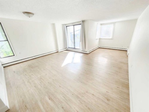 423 3 Avenue Ne, Calgary, AB - Indoor Photo Showing Other Room