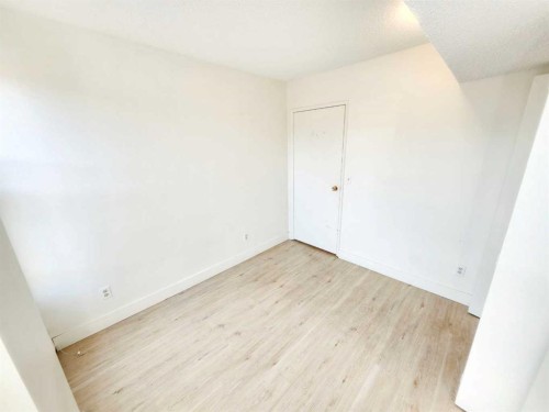 423 3 Avenue Ne, Calgary, AB - Indoor Photo Showing Other Room