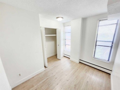423 3 Avenue Ne, Calgary, AB - Indoor Photo Showing Other Room