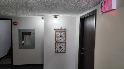 423 3 Avenue Ne, Calgary, AB - Indoor Photo Showing Other Room