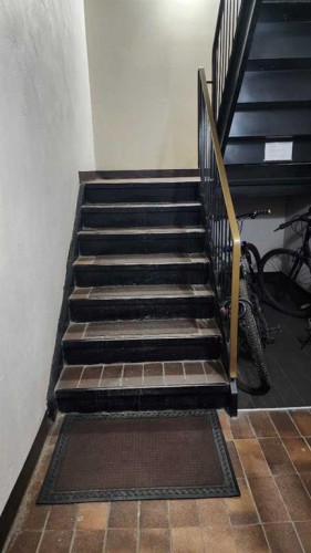 423 3 Avenue Ne, Calgary, AB - Indoor Photo Showing Other Room