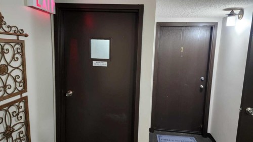 423 3 Avenue Ne, Calgary, AB - Indoor Photo Showing Other Room