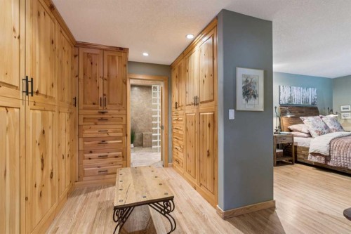 5031 Viceroy Drive Nw, Calgary, AB - Indoor Photo Showing Bedroom