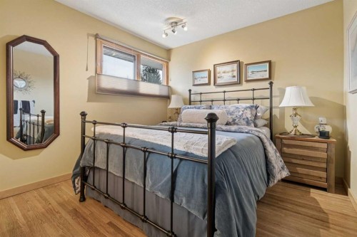 5031 Viceroy Drive Nw, Calgary, AB - Indoor Photo Showing Bedroom