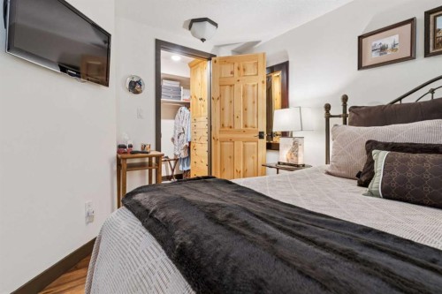 5031 Viceroy Drive Nw, Calgary, AB - Indoor Photo Showing Bedroom