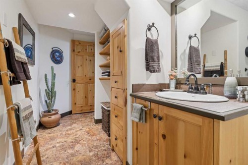 5031 Viceroy Drive Nw, Calgary, AB - Indoor Photo Showing Bathroom