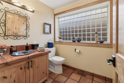 5031 Viceroy Drive Nw, Calgary, AB - Indoor Photo Showing Bathroom