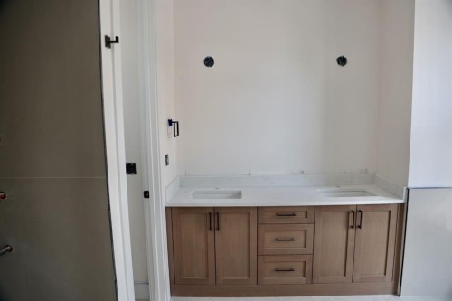 3511 42 Street Sw, Calgary, AB - Indoor Photo Showing Bathroom