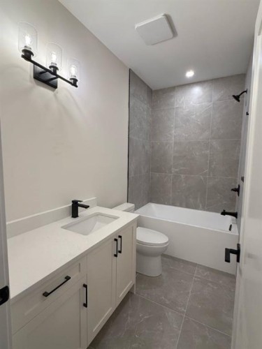 3511 42 Street Sw, Calgary, AB - Indoor Photo Showing Bathroom