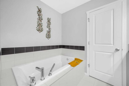 84 Nolanhurst Heights Nw, Calgary, AB - Indoor Photo Showing Bathroom