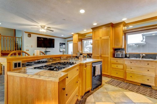 1408 106 Avenue Sw, Calgary, AB - Indoor Photo Showing Kitchen