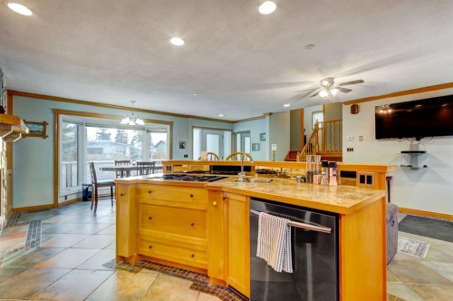 1408 106 Avenue Sw, Calgary, AB - Indoor Photo Showing Kitchen