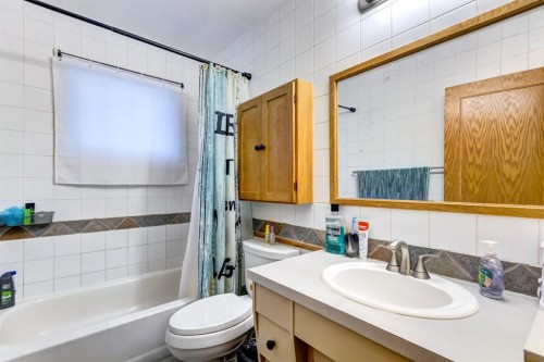 1408 106 Avenue Sw, Calgary, AB - Indoor Photo Showing Bathroom