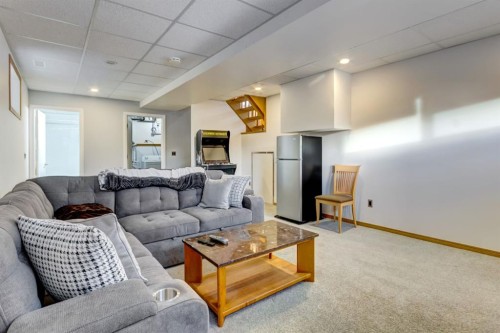 1408 106 Avenue Sw, Calgary, AB - Indoor Photo Showing Living Room