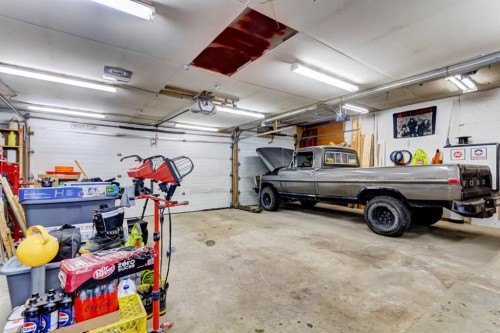 1408 106 Avenue Sw, Calgary, AB - Indoor Photo Showing Garage