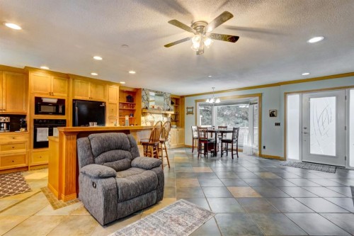 1408 106 Avenue Sw, Calgary, AB - Indoor Photo Showing Living Room