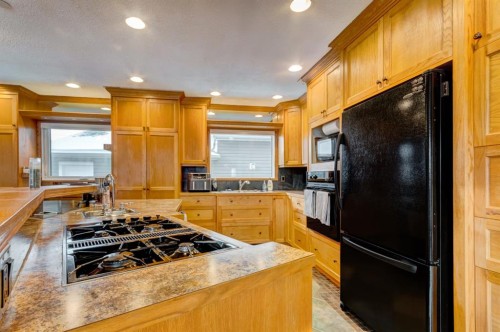 1408 106 Avenue Sw, Calgary, AB - Indoor Photo Showing Kitchen