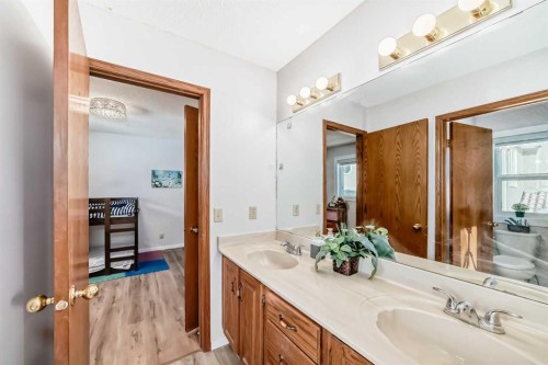 8328 Edgevalley Drive Nw, Calgary, AB - Indoor Photo Showing Bathroom