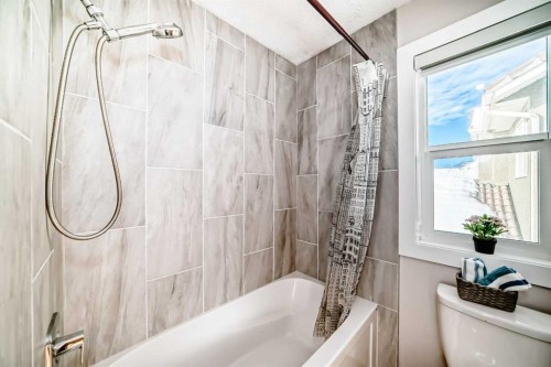 8328 Edgevalley Drive Nw, Calgary, AB - Indoor Photo Showing Bathroom