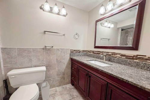 8328 Edgevalley Drive Nw, Calgary, AB - Indoor Photo Showing Bathroom