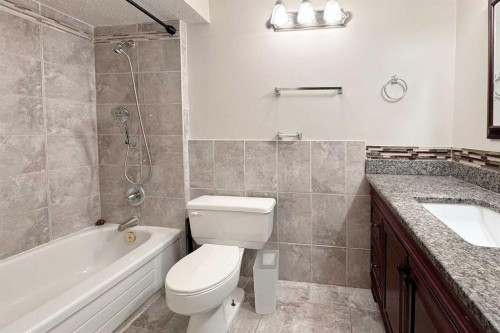 8328 Edgevalley Drive Nw, Calgary, AB - Indoor Photo Showing Bathroom