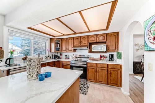 8328 Edgevalley Drive Nw, Calgary, AB - Indoor Photo Showing Kitchen