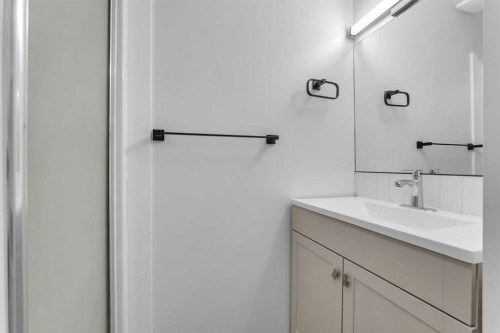 199 Cedardale Road Sw, Calgary, AB - Indoor Photo Showing Bathroom
