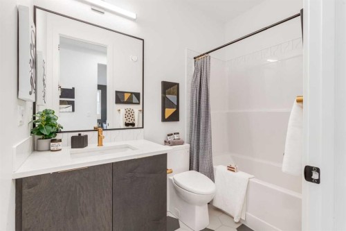 560 Walgrove Boulevard Se, Calgary, AB - Indoor Photo Showing Bathroom