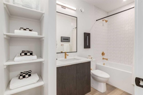 560 Walgrove Boulevard Se, Calgary, AB - Indoor Photo Showing Bathroom