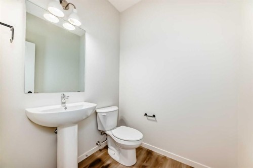 91 Bartlett Crescent Se, Calgary, AB - Indoor Photo Showing Bathroom