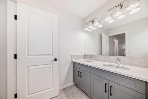 91 Bartlett Crescent Se, Calgary, AB - Indoor Photo Showing Bathroom