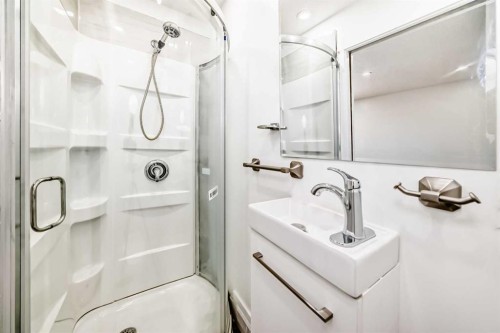 623 Madeira Drive Ne, Calgary, AB - Indoor Photo Showing Bathroom