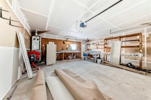 623 Madeira Drive Ne, Calgary, AB - Indoor Photo Showing Garage