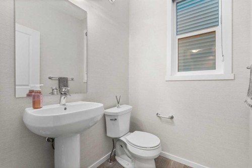 96 Belmont Terrace Sw, Calgary, AB - Indoor Photo Showing Bathroom