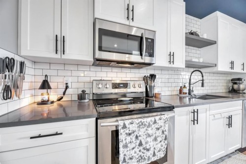 16 Legacy Reach Manor Se, Calgary, AB - Indoor Photo Showing Kitchen With Upgraded Kitchen