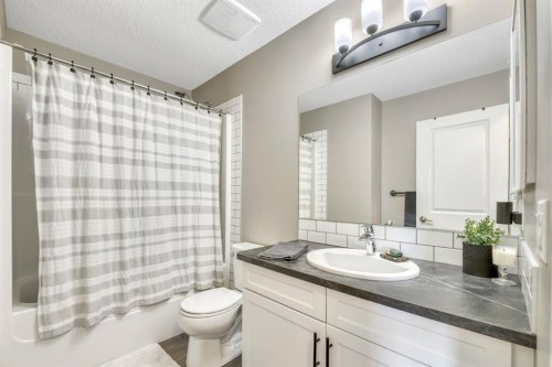 16 Legacy Reach Manor Se, Calgary, AB - Indoor Photo Showing Bathroom