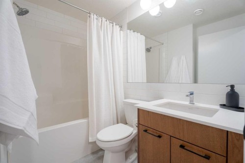 159 Belmont Crescent Sw, Calgary, AB - Indoor Photo Showing Bathroom