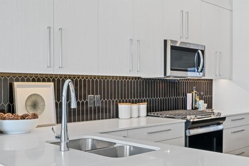 130 Mallard Heath Se, Calgary, AB - Indoor Photo Showing Kitchen With Double Sink With Upgraded Kitchen