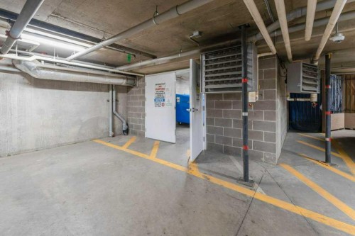 1109-70 Panamount Drive Nw, Calgary, AB - Indoor Photo Showing Garage