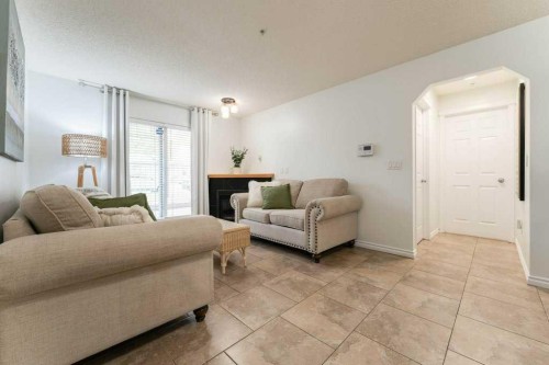 1109-70 Panamount Drive Nw, Calgary, AB - Indoor Photo Showing Living Room